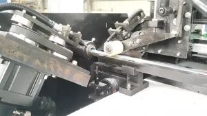 عمل فتحات أنابيب نظام الري بالتنقيط